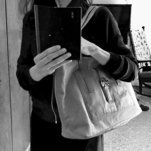 TORY BURCH~Meyer Plaque~BLUE PEBBLED LEATHER LARGE SHOULDER TOTE BAG - Picture 6 of 6